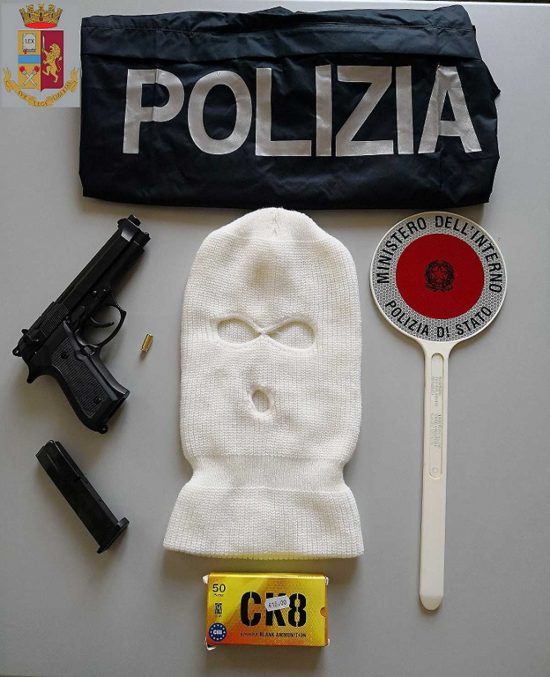 Viterbo - La scacciacani e il passamontagna sequestrati dalla polizia 