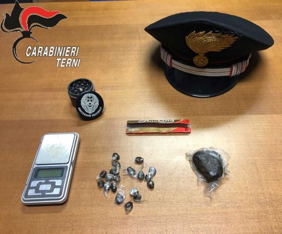 Terni - Carabinieri - La droga e il materiale sequestrato