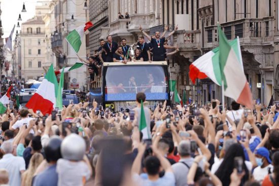 Euro2020 - Il bus scoperto degli Azzurri a Roma