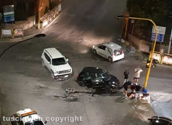 Viterbo - Frontale tra due auto in via Santa Maria in Gradi