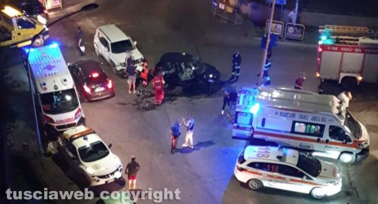 Viterbo - Frontale tra due auto in via Santa Maria in Gradi