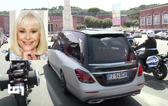 Il corteo funebre per Raffaella Carrà