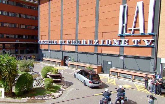 Il feretro di Raffaella Carrà agli studi Rai di via Teuladia