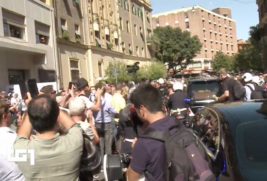 La folla di fronte al teatro delle Vittorie