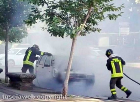 Viterbo - Auto in fiamme a piazza Crispi