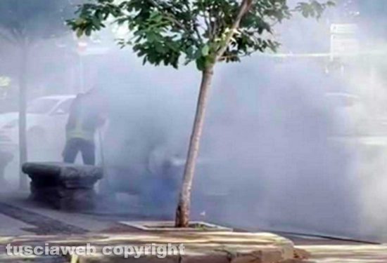 Viterbo - Auto in fiamme a piazza Crispi