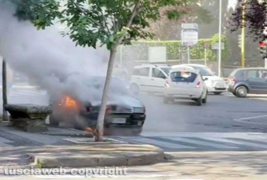 Viterbo - Auto in fiamme a piazza Crispi