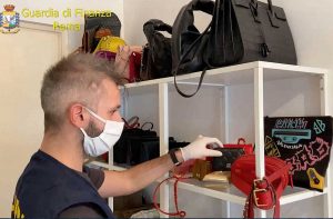 Roma - Guardia di finanza - Boutique del falso scoperta a Roma