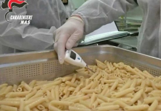 Udine - I controlli dei carabinieri del Nas nella mensa