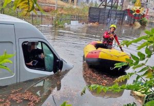 Nubifragio su Palermo - Vigili del fuoco al lavoro