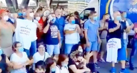 Napoli - La manifestazione dei lavoratori della Whirlpool in piazza Garibaldi