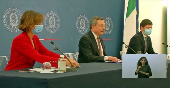 La conferenza stampa del premier Mario Draghi insieme al ministro della salute Roberto Speranza e alla ministra della giustizia Marta Cartabia