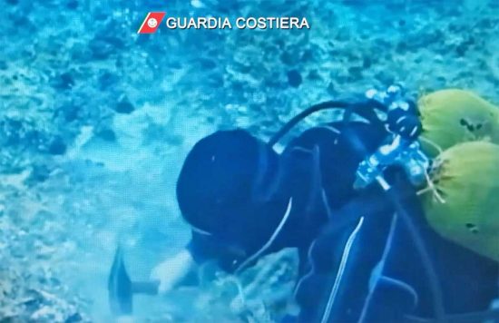 Torre Annunziata - Pesca illegale di datteri e disastro ambientale, 18 arresti