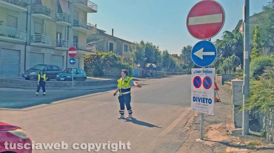 Montefiascone - Il senso unico in via Dante Alighieri - La protezione civile sul posto