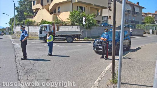 Montefiascone - Il senso unico in via Aldo Moro - Sul posto carabinieri e Asvom Odv