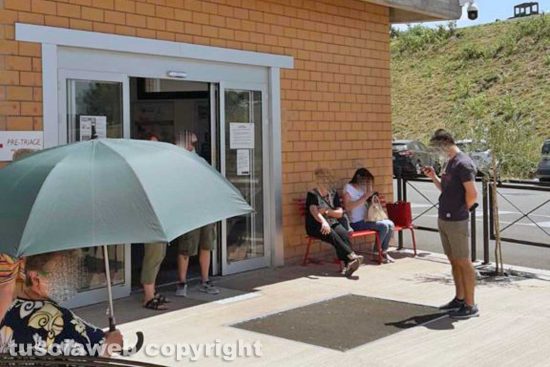 Viterbo - Belcolle - I parenti dei pazienti del pronto soccorso in attesa al sole