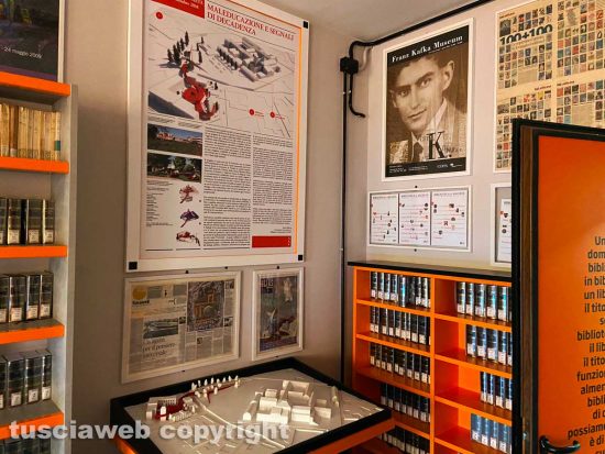 Viterbo - Biblioteca di viale Trento - Il manifesto "Maleducazione e segnali di decadenza"