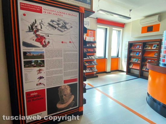Viterbo - Biblioteca di viale Trento - Il manifesto "Maleducazione e segnali di decadenza"