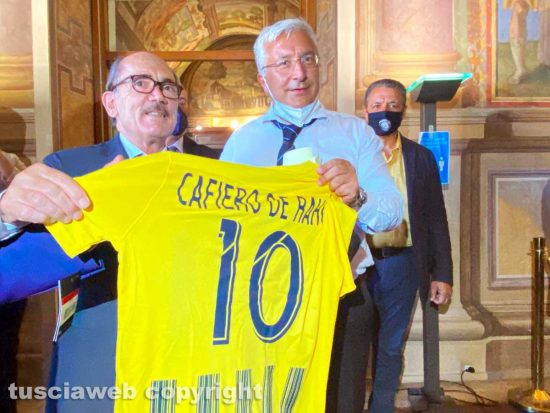 Il presidente Marco Arturo Romano consegna la maglia della Viterbese a Cafiero De Raho