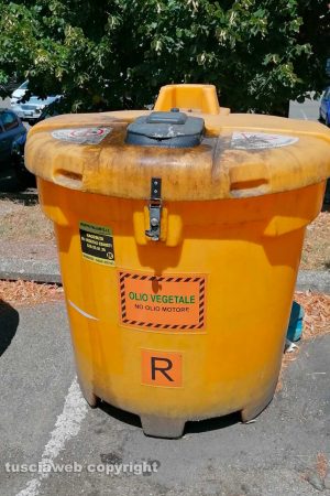Uno dei bidoni per l'olio alimentare