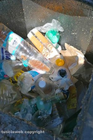 Uno dei bidoni per l'olio alimentare