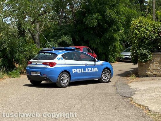 Viterbo - La polizia nel punto in cui i tre presunti rapinatori hanno abbandonato le auto