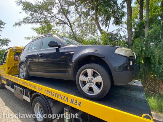 Viterbo - La Bmw rubata dopo la rapina e poi abbandonata