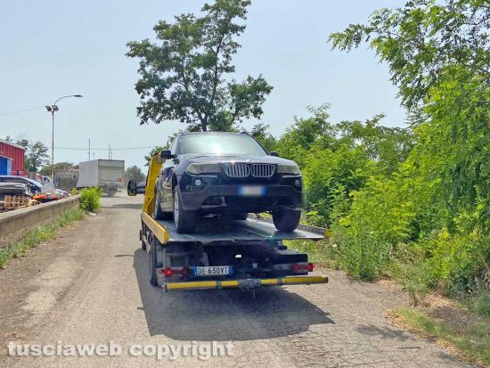 Viterbo - La Bmw rubata dopo la rapina e poi abbandonata