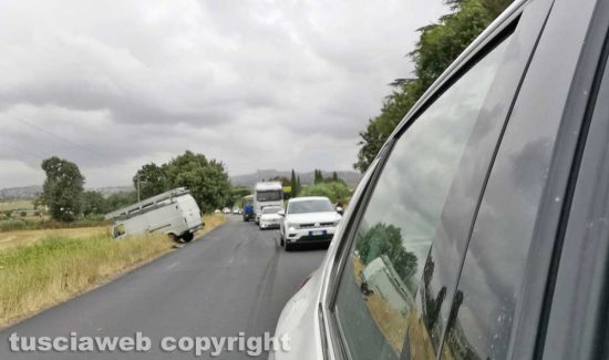 Viterbo - Il furgone fuori strada sulla Cassia Nord
