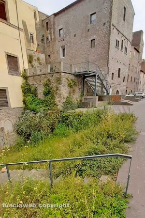 Viterbo - Incuria tra palazzo di Vico e via San Clemente