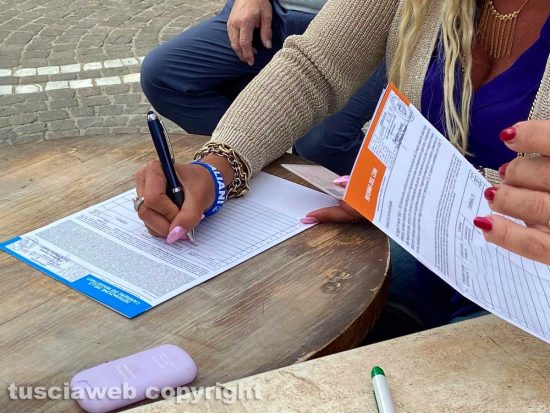 Viterbo - Raccolta firme per i referendum sulla giustizia