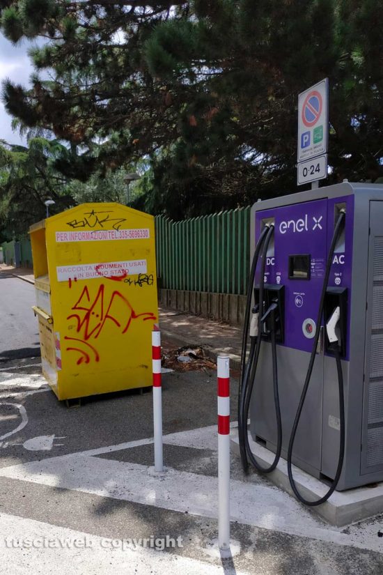Viterbo - La colonnina per la ricarica delle auto elettriche in via Carlo Cattaneo