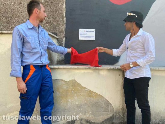 Viterbo - Fabio Fasanari scopre la targa con un incaricato di E-distribuzione