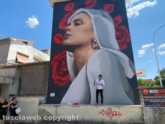 Viterbo - Fabio Fasanari con la sua opera, il murales in via Francesco Baracca