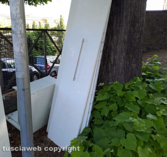 Viterbo - Ingombranti abbandonati in via Chigi