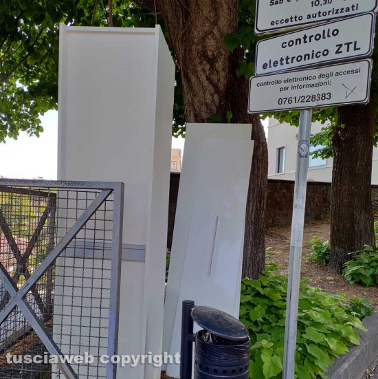 Viterbo - Ingombranti abbandonati in via Chigi