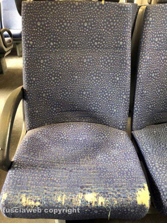 Sporcizia su un treno della Roma Nord