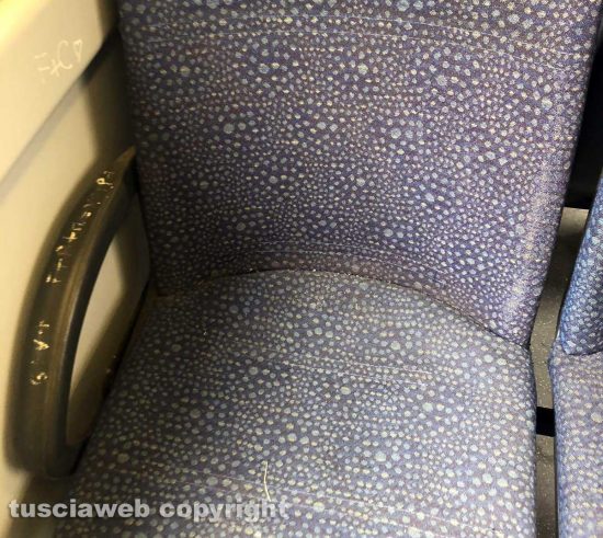 Sporcizia su un treno della Roma Nord