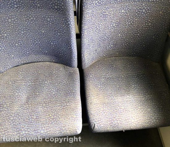 Sporcizia su un treno della Roma Nord