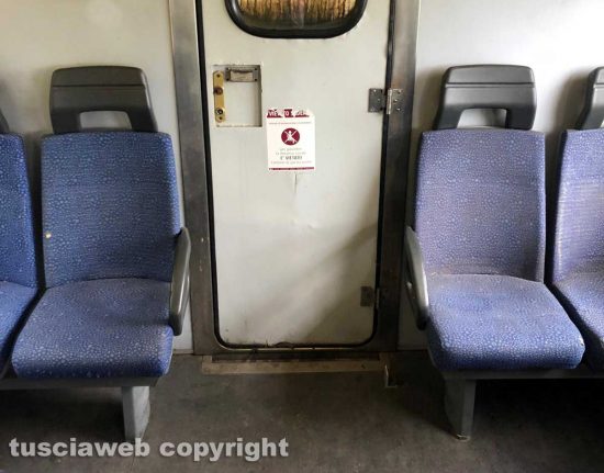 Sporcizia su un treno della Roma Nord