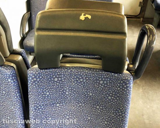 Sporcizia su un treno della Roma Nord