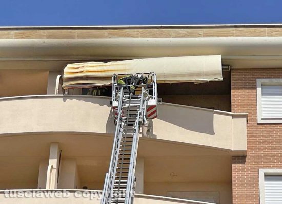 Balcone in fiamme in via Ionio della Porta