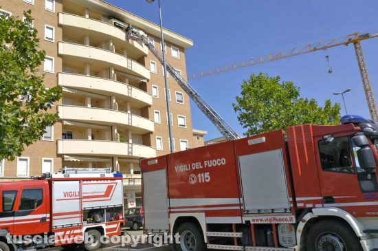 Balcone in fiamme in via Ionio della Porta