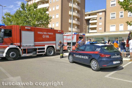 Balcone in fiamme in via Ionio della Porta