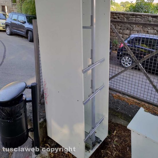 Viterbo - Ingombranti abbandonati in via Chigi