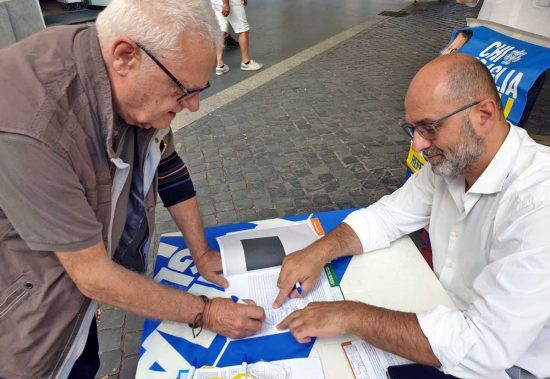 Il presidente del Codacons Carlo Rienzi firma per il referendum sulla giustizia