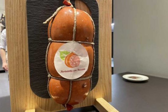 La mortadella con le nocciole