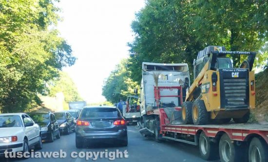 Capranica - Scontro auto contro tir