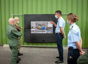 Viterbo - I sottocapi di stato maggiore di Esercito e Aeronautica in visita all'aeroporto