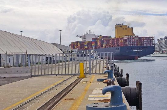 La portacontainer MSC Madhu B al porto di Civitavecchia